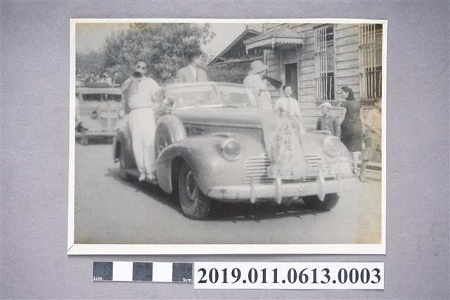 嘉義縣長候選人林金生站在宣傳車上沿街拜票 (共3張)