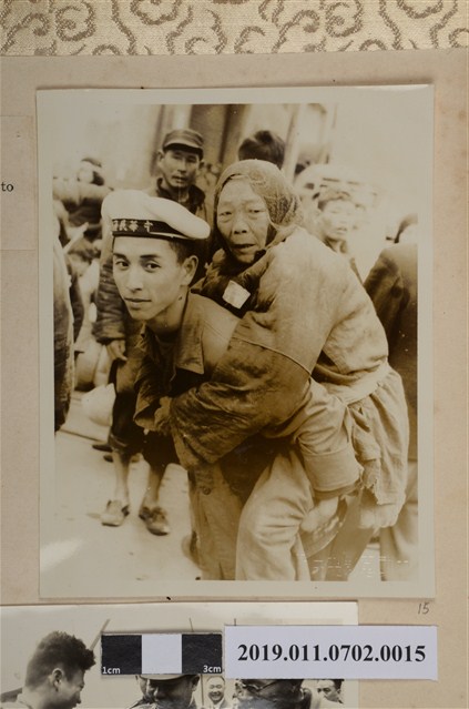 國軍士兵協助老婦人下船 (共2張)
