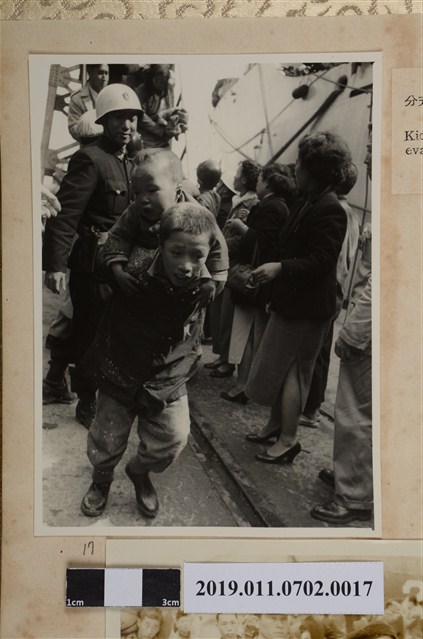 孩童揹負年幼的弟弟下船 (共2張)