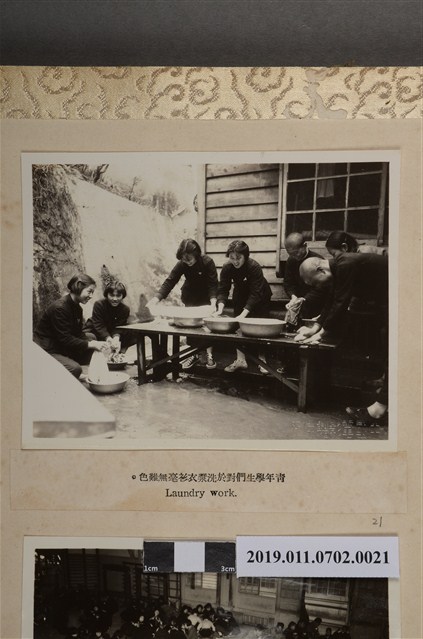 學生們洗滌衣物 (共2張)