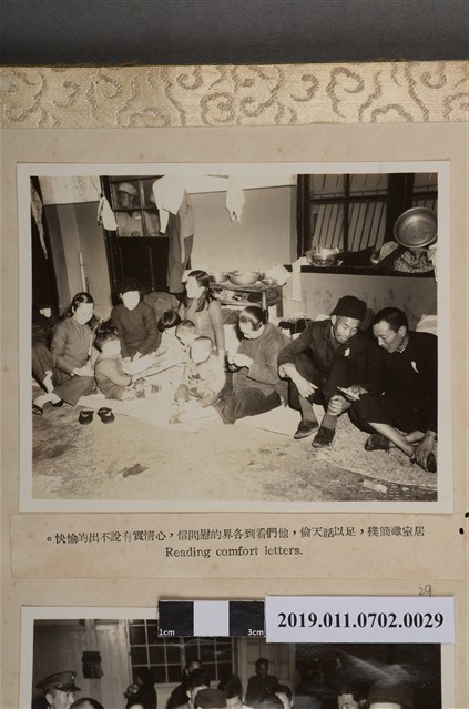 民眾於休憩時閱讀慰問信 (共2張)