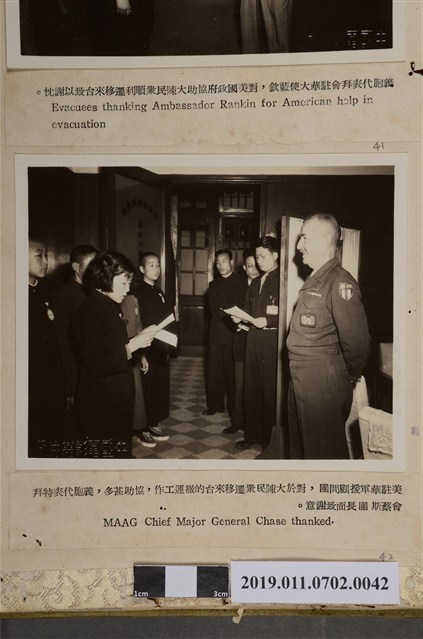 義胞代表向蔡斯團長致謝 (共2張)