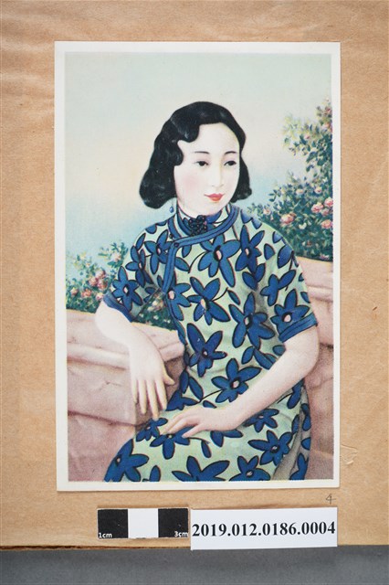 坐在石椅上的女人 (共2張)