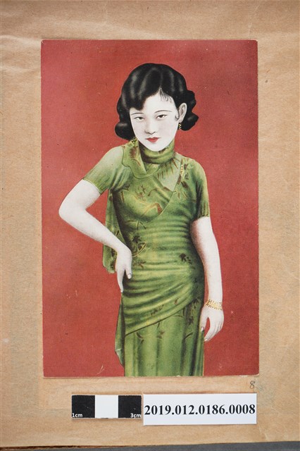 穿著綠色洋裝的女人 (共2張)