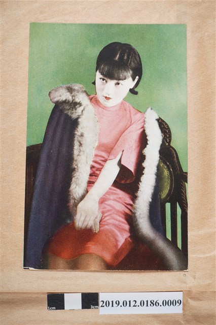 披著外套的女人 (共2張)