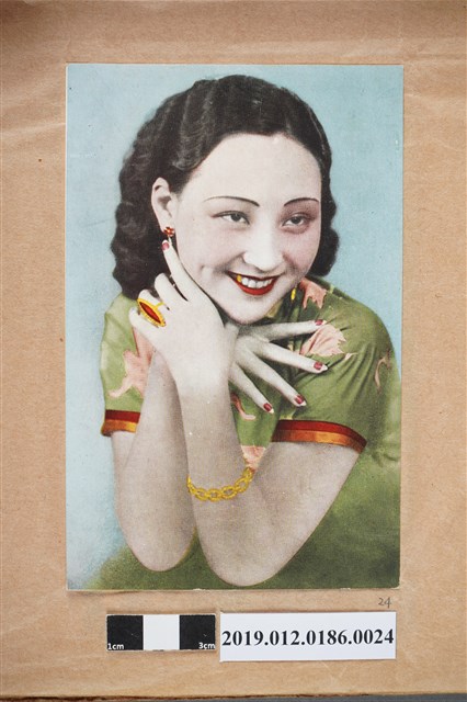 有金牙的女人 (共2張)