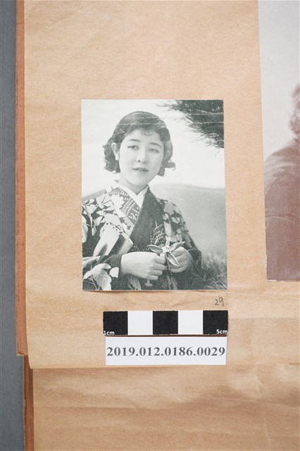 穿著和服的女人 (共2張)