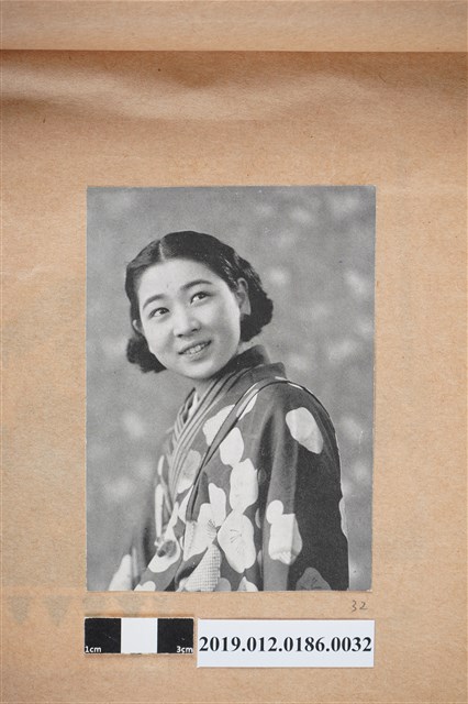 穿著和服的女人 (共2張)