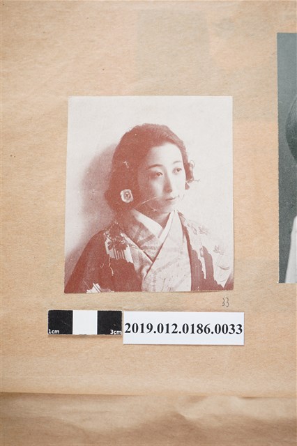 穿著和服的女人 (共2張)