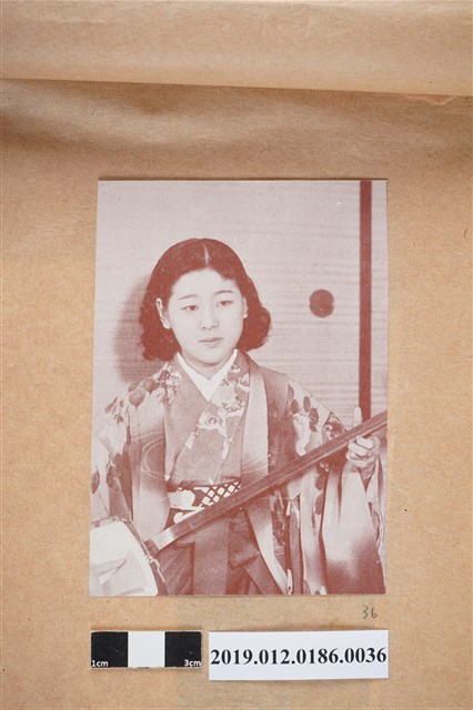 穿著和服的女人 (共2張)