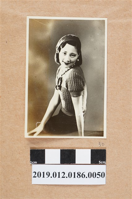 短袖毛衣女子照 (共2張)