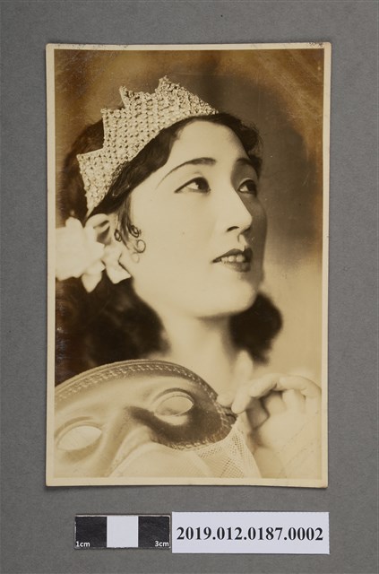 日本寶塚劇團戴皇冠女子劇照 (共5張)