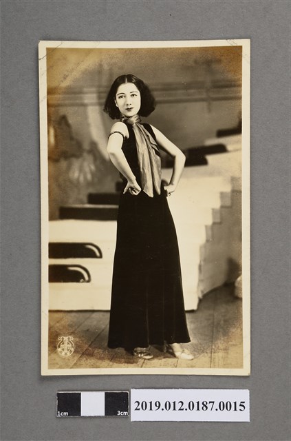 寶塚劇團圍絲巾女子劇照 (共5張)