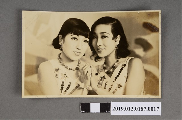 寶塚劇團二女子合照 (共5張)