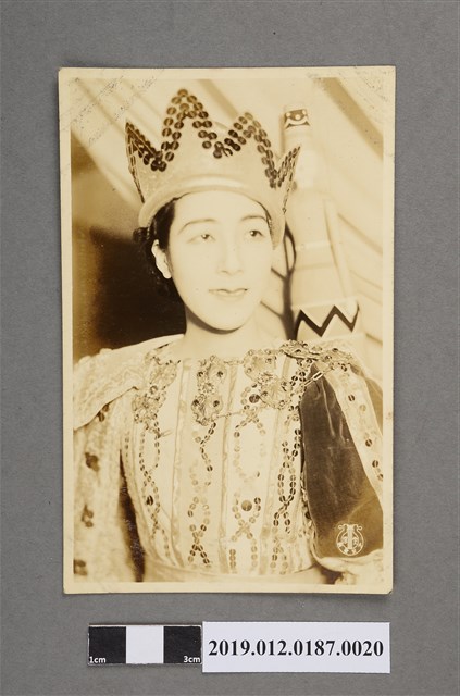 寶塚劇團戴皇冠女子劇照 (共5張)