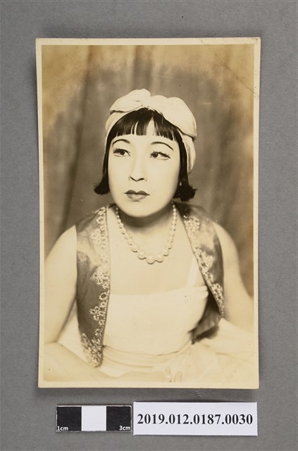 寶塚劇團洋裝女子劇照 (共5張)