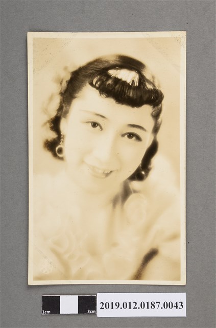 寶塚劇團洋裝女子劇照 (共5張)