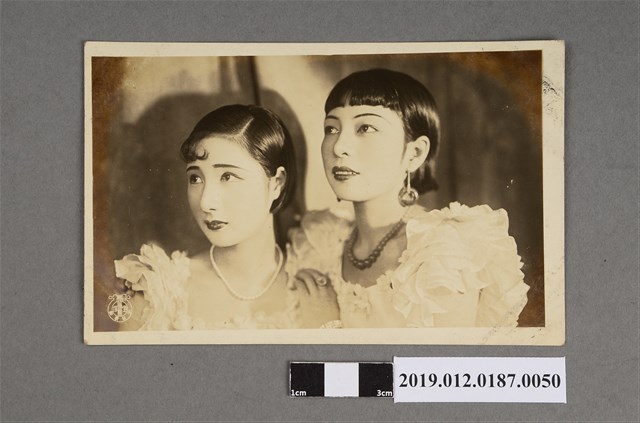 寶塚劇團洋裝女子劇照 (共5張)