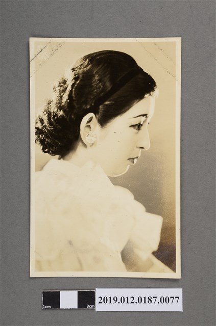 寶塚劇團側臉女子劇照 (共5張)