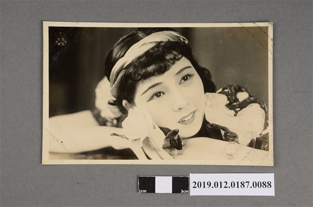 寶塚劇戴頭飾女人劇照 (共5張)