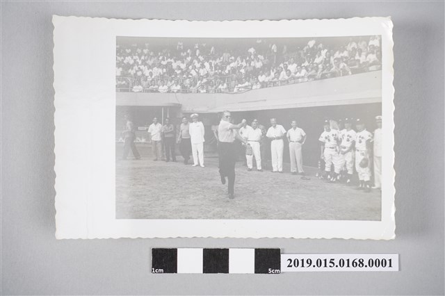 男子投球照片1 (共2張)