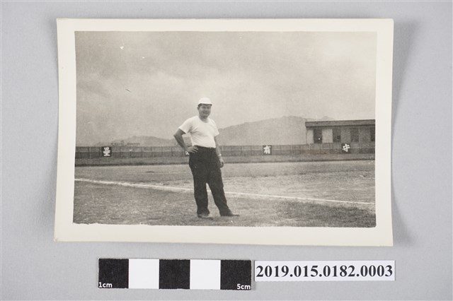 男子獨照 (共2張)