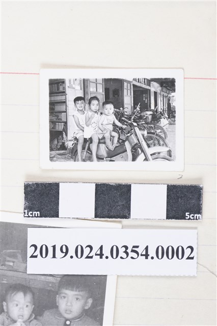 柯旗化三名兒女坐在摩托車上合影 (共2張)