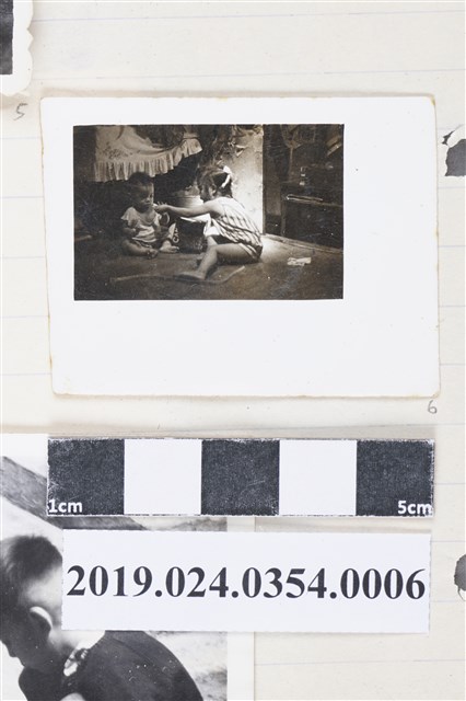 柯旗化子女於第一出版社（六合一路）合照 (共2張)