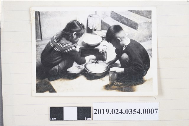 柯旗化子女柯潔芳與柯志明集郵照片 (共2張)