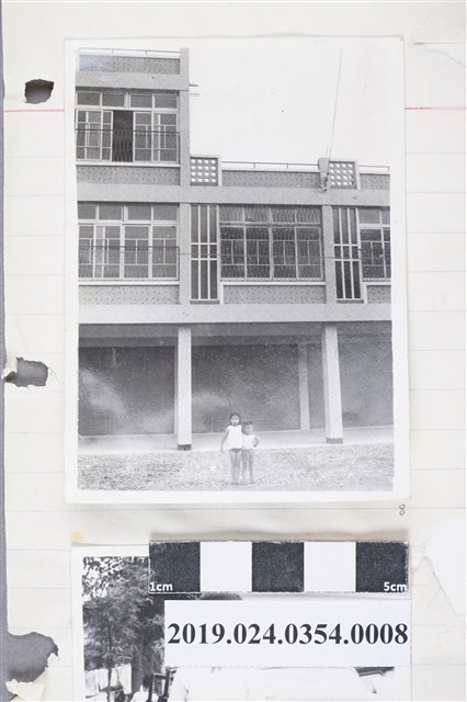 柯旗化長女柯潔芳與次子柯志哲於第一出版社新址前合影 (共2張)