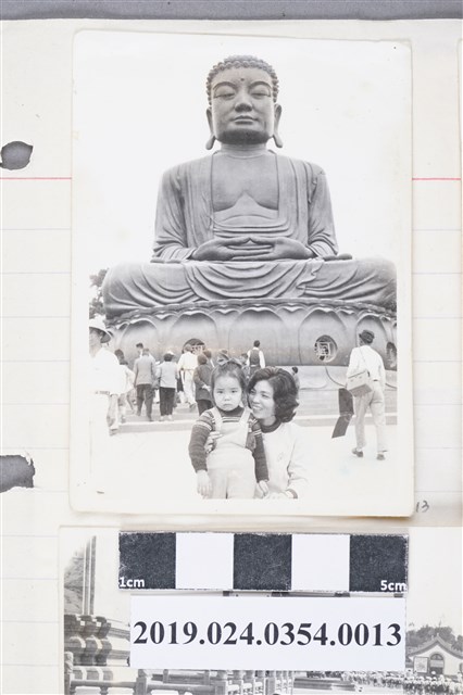 柯蔡阿李與長女柯潔芳於彰化八卦山大佛前合照 (共2張)