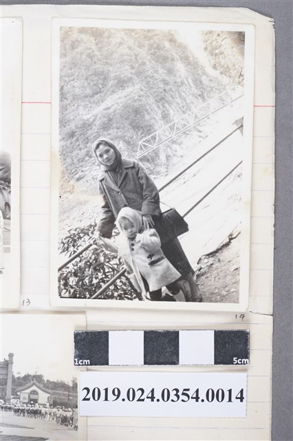 柯蔡阿李與長女柯潔芳合照於橫斷公路長春橋 (共2張)