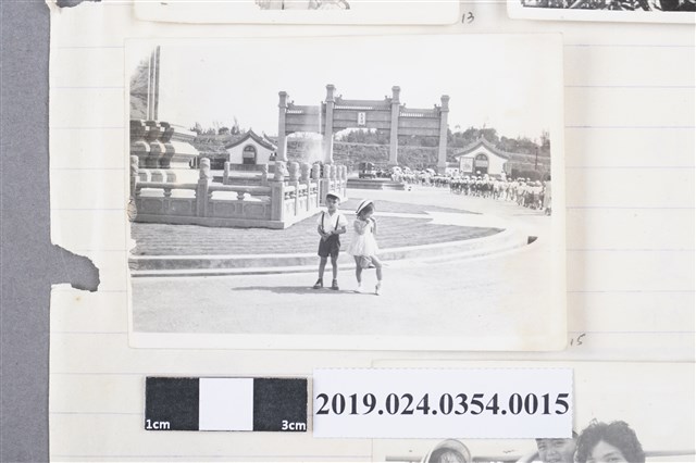 柯旗化長子柯志明和長女柯潔芳合影於大貝湖 (共2張)