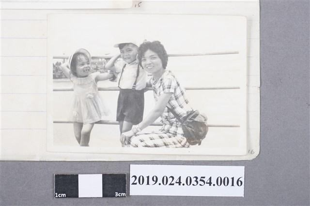 柯旗化長子柯志明與長女柯潔芳與柯蔡阿李於大貝湖合影 (共2張)