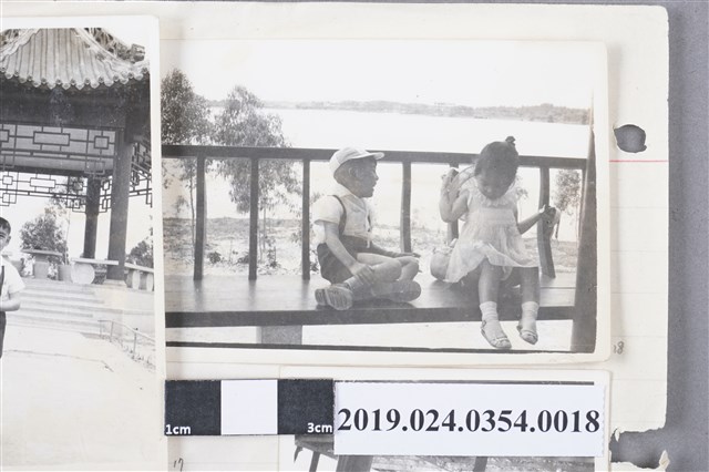 柯旗化長子柯志明與長女柯潔芳合照於大貝湖涼亭 (共2張)