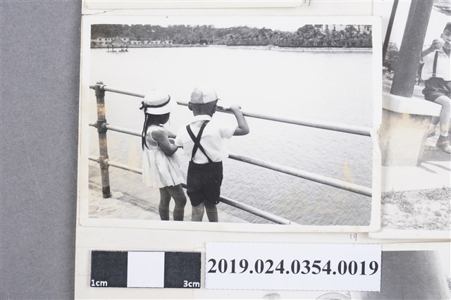 柯旗化長子柯志明與長女柯潔芳於大貝湖畔 (共2張)