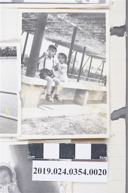 柯旗化長子柯志明和長女柯潔芳於大貝湖迎花臺下 (共2張)