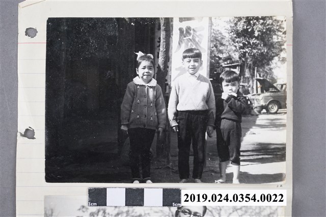 柯旗化子女於第一出版社舊址（六合一路）前合影 (共2張)