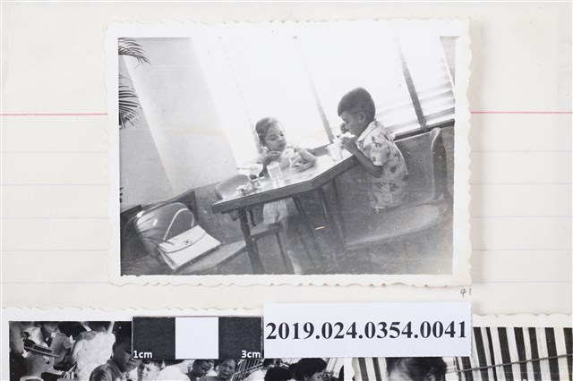 柯旗化長女柯潔芳與長子柯志明吃冰淇淋 (共2張)