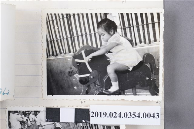 柯旗化長女柯潔芳於大新百貨的兒童遊樂園騎木馬 (共2張)