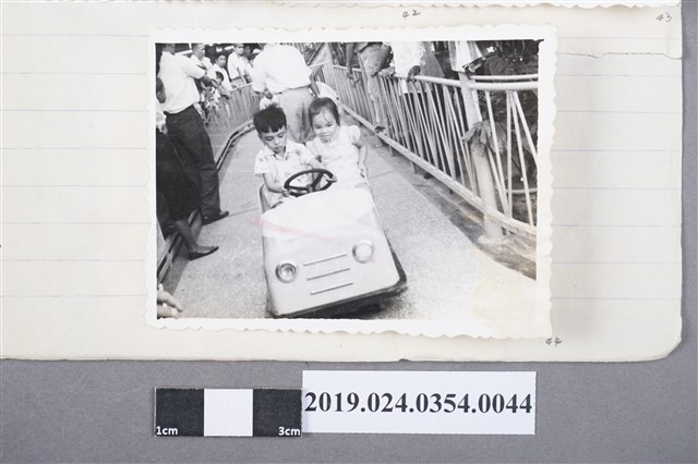 柯旗化長子柯志明與長女柯潔芳在大新百貨的兒童遊樂園開碰碰車 (共2張)