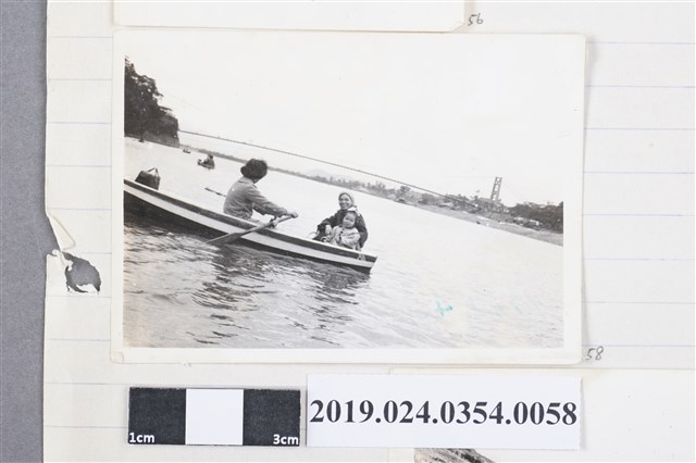 柯旗化長女柯潔芳與柯蔡阿李於碧潭合照 (共2張)