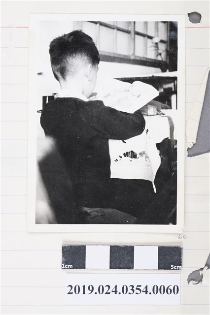 柯旗化長子柯志明正在看書 (共2張)