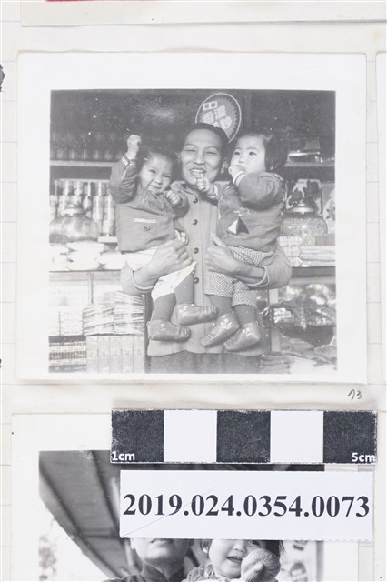 柯旗化母親於左營老家前抱著孫女 (共2張)