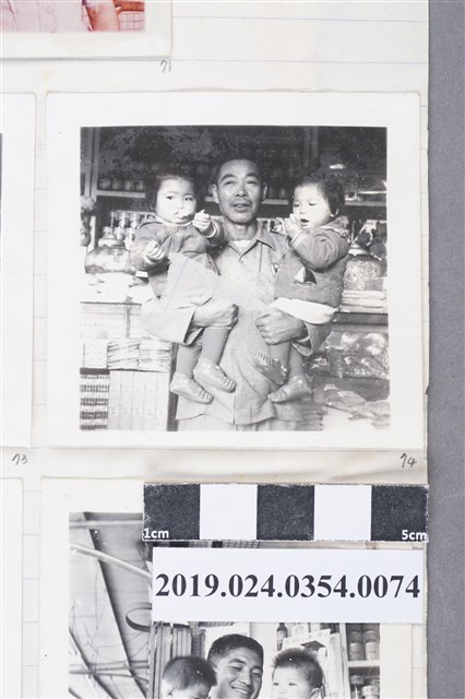 柯旗化父親柯松木於左營老家抱著孫女 (共2張)