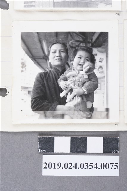 柯旗化母親於左營老家抱著孫女 (共2張)