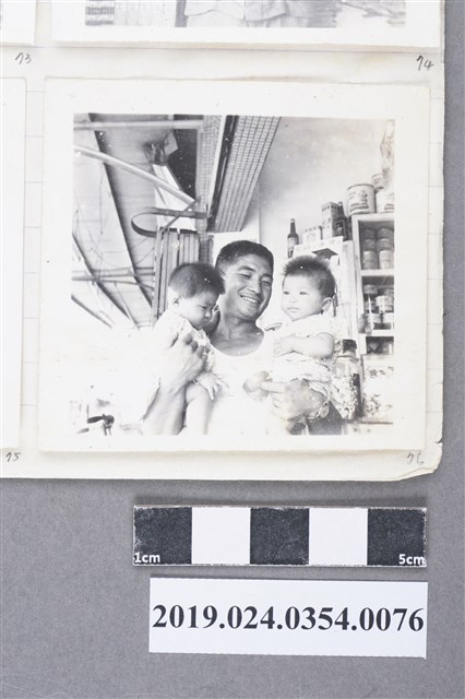 柯旗化四弟柯飛勝於左營老家抱著雙胞胎女兒 (共2張)