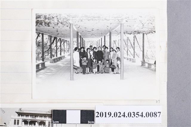 柯旗化家族旅遊於大貝湖花棚下 (共2張)