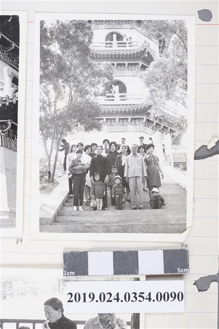 柯旗化家族旅遊於大貝湖中興塔前 (共2張)