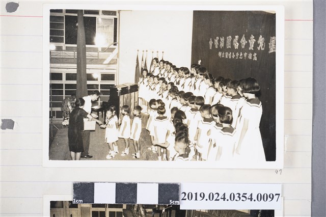 柯旗化長女柯潔芳接受兒童合唱團團徽 (共2張)